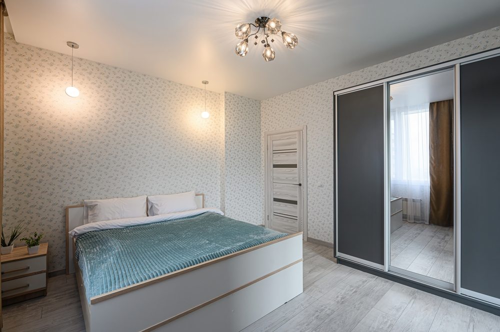 Posuvné dvere pre vstavanú skriňu v spálni. 