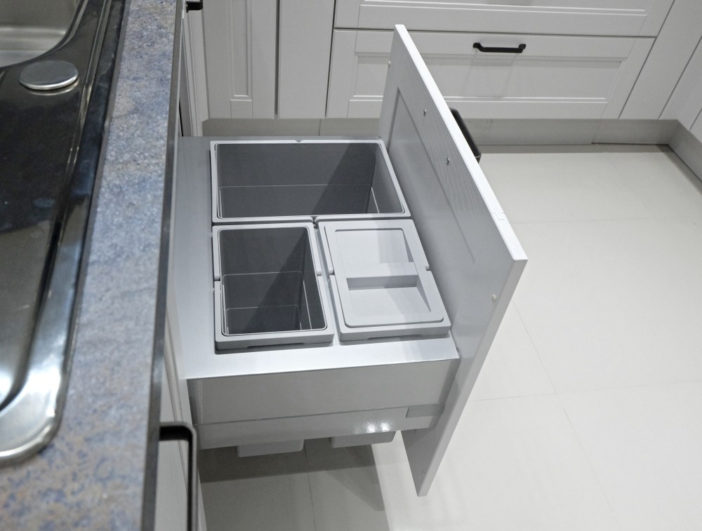 Výsuvný kôš v bielej kuchynskej linke